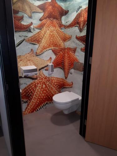 Impressie toilet display onderwater wereld zeesterren