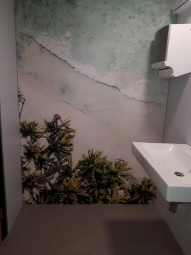 Impressie toilet display strand met golf