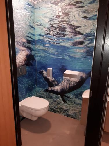 Impressie toilet display onderwater wereld zeerobben