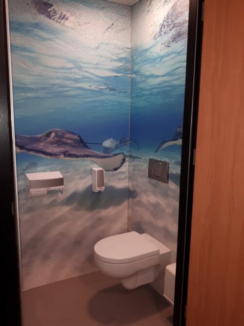 Impressie toilet display onderwaterwereld zeeroggen